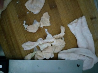 4、四川麻辣肥肠,切三角形，大小随意