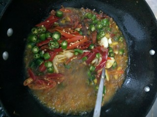 5、四川麻辣肥肠,热锅放油，油热后，加入姜，蒜，青红辣椒，花椒，盐，豆瓣