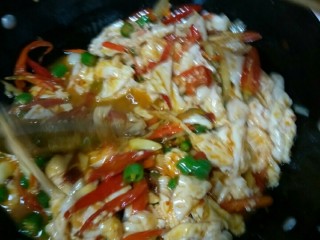 6、四川麻辣肥肠,倒入肠肥翻炒四五分钟