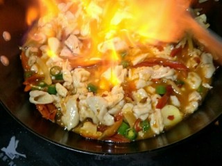 7、四川麻辣肥肠,倒入生抽炒一会儿，倒入白酒点燃，翻炒。