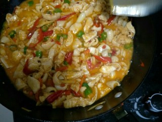 8、四川麻辣肥肠,大火给它煮一会，直到没多少汁了，放入鸡精，盛出。