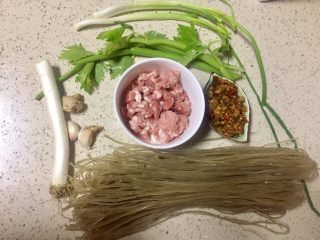 1、来一碗好吃的炸酱红薯粉,准备所需食材