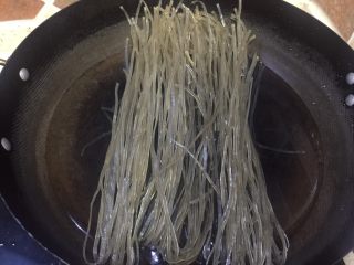 2、来一碗好吃的炸酱红薯粉,锅里加适量的水,红薯粉清水冲洗后放入锅里煮发开