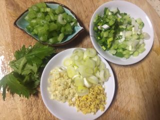 3、来一碗好吃的炸酱红薯粉,芹菜大葱香葱切小节,大蒜老姜剁末