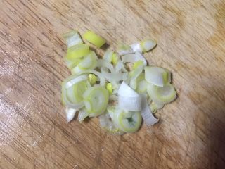 4、来一碗好吃的炸酱红薯粉,大葱切细段