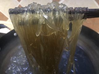 6、来一碗好吃的炸酱红薯粉,经煮过的红薯粉已明显发开晶莹剔透,可以关火,红薯粉继续泡在热水里发