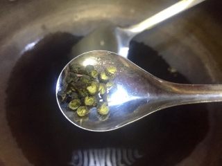 7、来一碗好吃的炸酱红薯粉,热锅下油五成热放入花椒