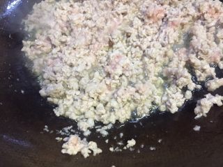 8、来一碗好吃的炸酱红薯粉,再放入肉末炒香炒出油水