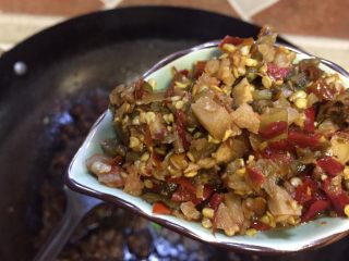 11、来一碗好吃的炸酱红薯粉,在放入泡椒酱一起炒,炒香后锅里加1000ml的清水