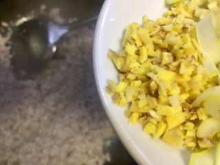 9、来一碗好吃的炸酱红薯粉,放入老姜大蒜末一起炒