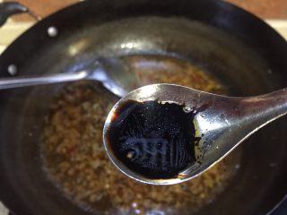 12、来一碗好吃的炸酱红薯粉,放入大半勺的老抽