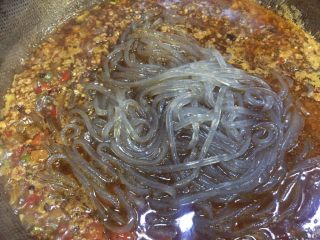 14、来一碗好吃的炸酱红薯粉,汤汁开了后将发好的红薯粉放入锅里煮