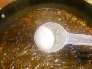 15、来一碗好吃的炸酱红薯粉,在放入适量的盐