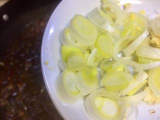 17、来一碗好吃的炸酱红薯粉,放入大葱节