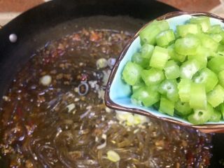 18、来一碗好吃的炸酱红薯粉,再放入芹菜粒