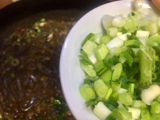 19、来一碗好吃的炸酱红薯粉,在放入小葱花