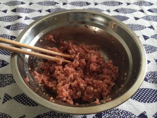 2、鲜虾茄盒,在猪肉馅里放入少许的生抽，少许盐，少许白胡椒粉，少许料酒，朝一个方向搅拌均匀，腌制10分钟备用。