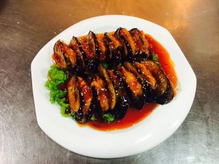 14、鲜虾茄盒,撒上些芝麻，完美出炉！