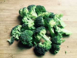 2、西兰花炒白玉菇,西兰花切小朵