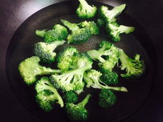 5、西兰花炒白玉菇,锅中加入清水大火烧开放入清洗干净的西兰花