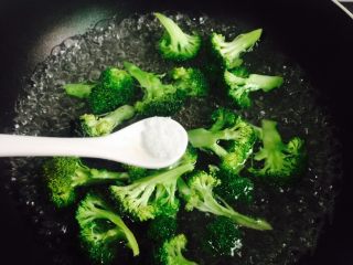 7、西兰花炒白玉菇,适量的盐