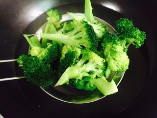 8、西兰花炒白玉菇,大火汆烫两分钟即可捞起