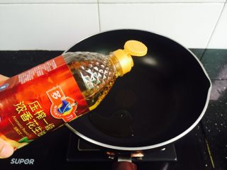 9、西兰花炒白玉菇,锅中倒入适量的花生油加热至七成热