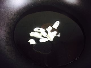 10、西兰花炒白玉菇,放入蒜片小火煸香