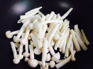 11、西兰花炒白玉菇,放入白玉菇