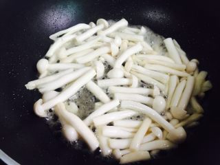12、西兰花炒白玉菇,大火翻炒片刻至出水变软