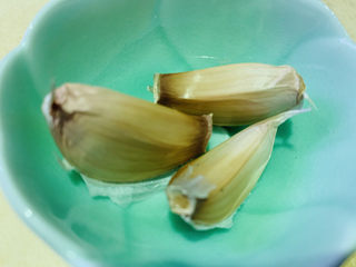 3、蒜蓉生菜,蒜瓣三个