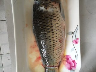 1、四川豆瓣鱼 看着红很辣 其实一点不辣 ,此做法最好是鲤鱼，鱼清理好后涂抹盐 豆粉 鸡蛋清 腌制十分钟左右