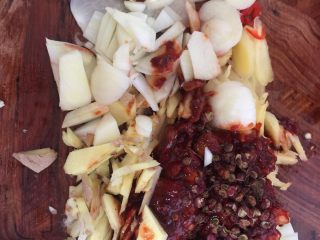 2、四川豆瓣鱼 看着红很辣 其实一点不辣 ,泡椒 泡姜 花椒 大蒜 生姜 三大勺郫县豆瓣酱 这里提到的泡菜最好是四川泡菜噶 