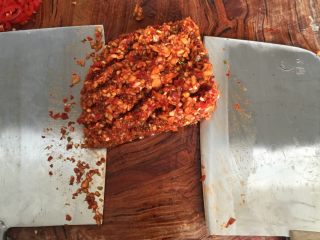 3、四川豆瓣鱼 看着红很辣 其实一点不辣 ,所有调料放一起宰细