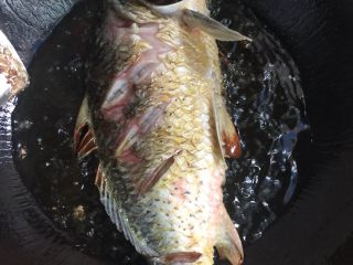 4、四川豆瓣鱼 看着红很辣 其实一点不辣 ,八层油鱼下锅