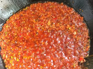 5、四川豆瓣鱼 看着红很辣 其实一点不辣 ,小火炒料 炒香后加水 根据个人口味放入盐 鸡精 白糖