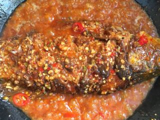 6、四川豆瓣鱼 看着红很辣 其实一点不辣 ,放入鱼 烧五分钟左右