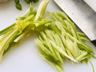 4、芹菜拌腐竹,西芹斜切成条;