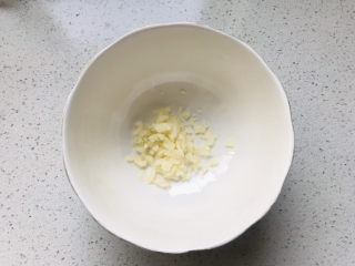 9、芹菜拌腐竹,准备浇汁,蒜末放入小碗中;