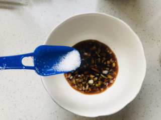 13、芹菜拌腐竹,少许的白砂糖;