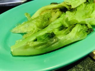 9、蒜蓉蚝油生菜,夹起，摆盘