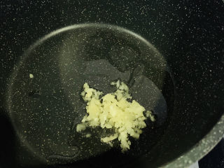 12、蒜蓉蚝油生菜,锅烧热，加入蒜泥炒香