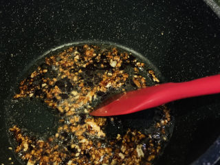 15、蒜蓉蚝油生菜,搅拌均匀调料