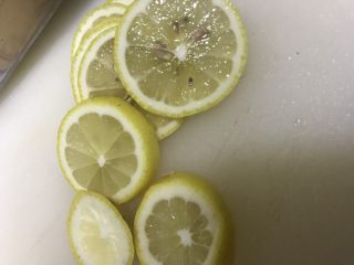 3、冰糖柠檬膏,将果子切成薄片