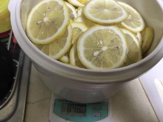 4、冰糖柠檬膏,一层柠檬一层冰糖这样叠放