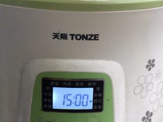 5、冰糖柠檬膏,掺好水,小块指头大的冰糖,15个小时就可以了。在锅面再绷一层锡箔纸,让他完全是冰糖与柠檬的膏化,杜绝水蒸气