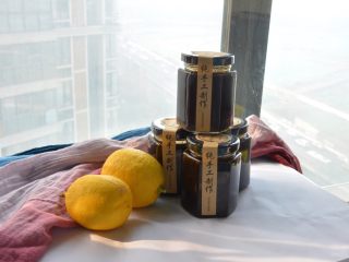 11、冰糖柠檬膏,用这个做法做出来的柠檬膏,相对来说省事。