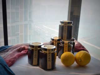 9、冰糖柠檬膏,搭配好。密封装好,就可以送给朋友们分享了。