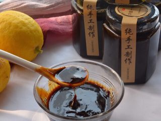 12、冰糖柠檬膏,酸酸甜甜又略带柠檬皮的苦味,喝一杯感觉喉咙和肺都舒爽了。