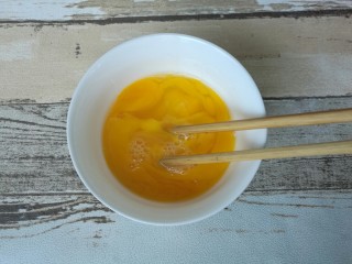 4、黄瓜炒鸡蛋,鸡蛋放碗里加入少量盐打散。